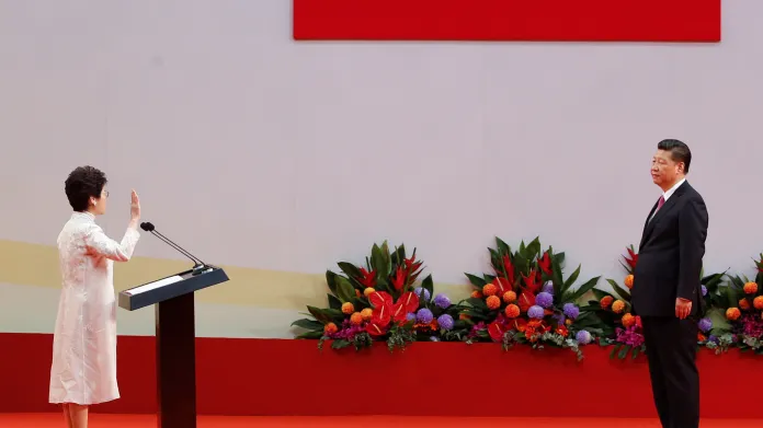 Carrie Lamová skládá přísahu před zraky čínského prezidenta