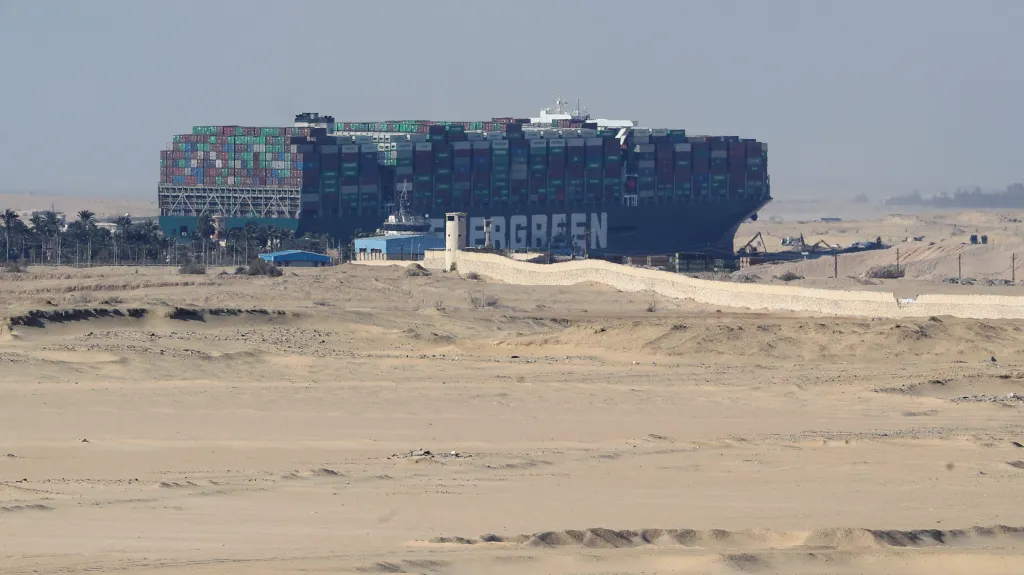 Zaklíněná loď v Suezu