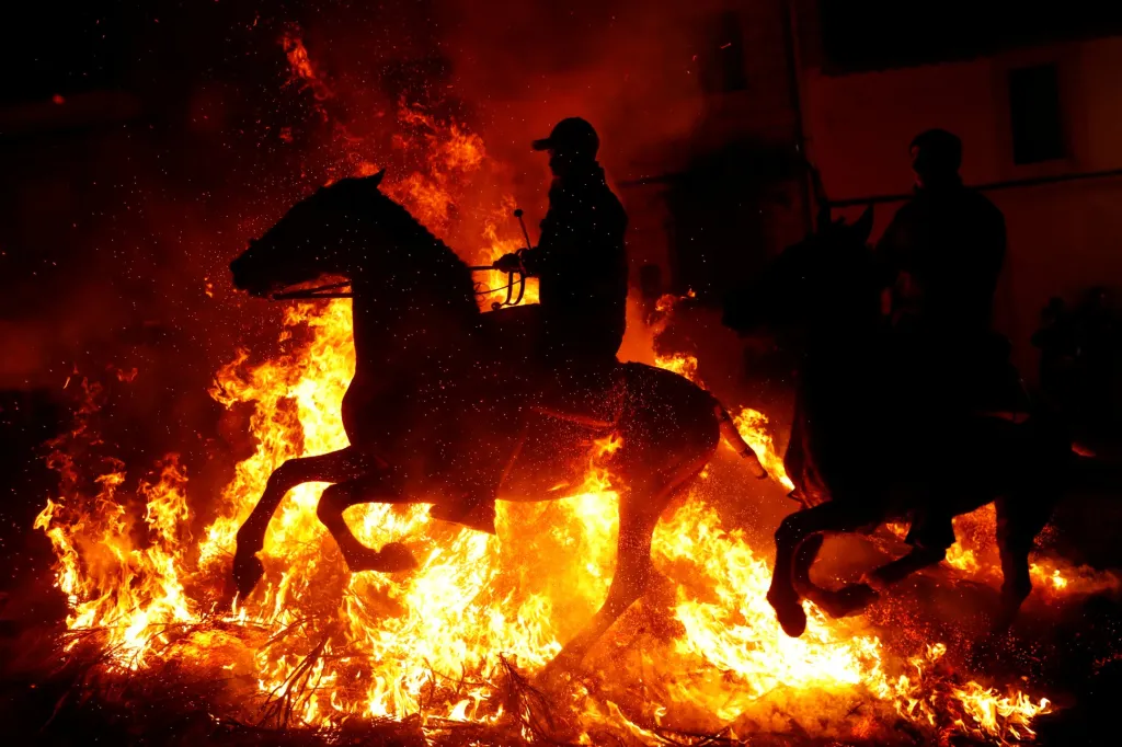 Koně skáčou přes oheň již 500 let