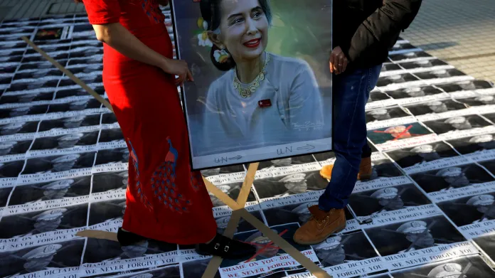 Lidé protestují kvůli zadržení Su Ťij