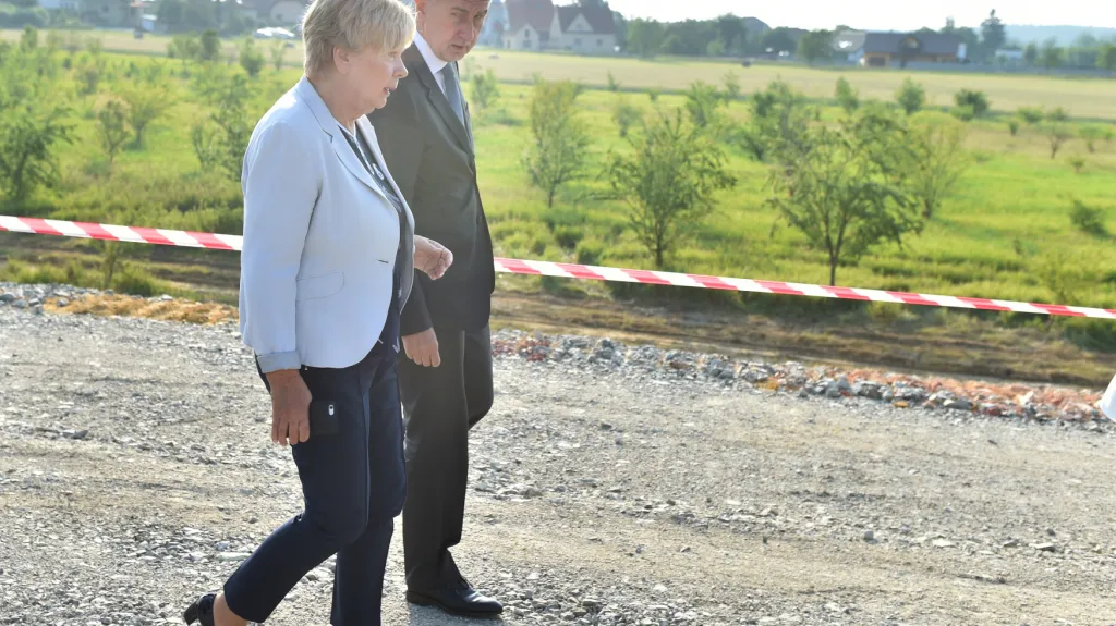 Andrej Babiš a hejtmanka Ivana Stráská si prohlížejí stavbu dálnice D3 u Ševětína