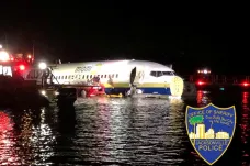 Boeing 737 v řece. Na Floridě sjelo letadlo z přistávací dráhy, zranilo se 21 lidí
