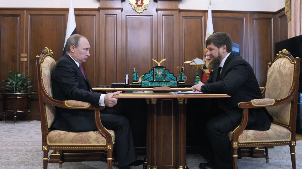 Vladimir Putin (vlevo) a Ramzan Kadyrov