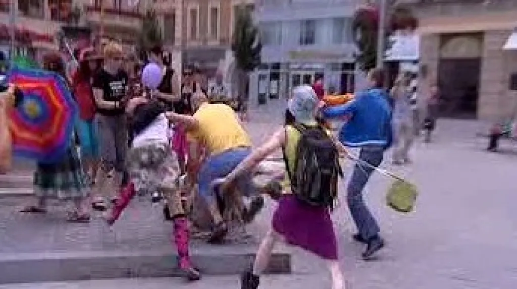 Střet pravicových extremistů s účastníky Queer Parade