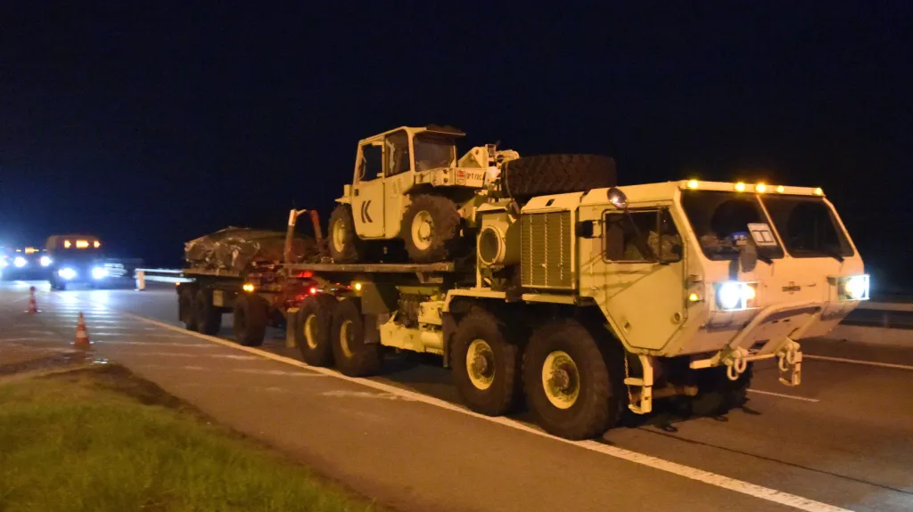 Americký vojenský konvoj na cestě Českem ze Slovenska do Německa