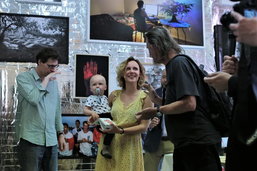 Fotograf Jiří Hanke při vyhlášení vítězů  PRAGUE PHOTO YOUNG AWARD s vítězkou Andreou Malinovou.