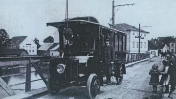 Mércédes-électrique-Stoll jezdící v letech 1907–1916 na trase Gmünd, náměstí – České Velenice (dříve Gmünd, Bahnhof, železniční nádraží) byl prototypem pro další trolejbusové provozy v rakouské monarchii (Weidling v roce 1908, Vídeň v roce 1909 a České Budějovice v roce 1909)