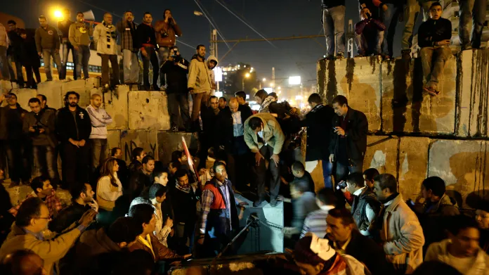 Egyptští demonstranti rozebírají barikádu před prezidentským palácem