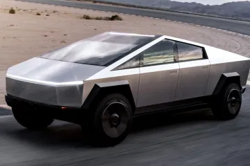 Elon Musk oznámil, že Tesla bude mít do konce roku plně autonomní auta