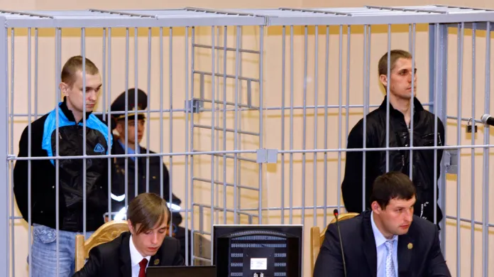 Dzmitryj Kanavalav a Uladzislav Kavaljov před soudem