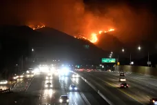 Čtvrt milionu Kaliforňanů muselo opustit domovy. Oheň se blíží k rezidencím hvězd u Los Angeles