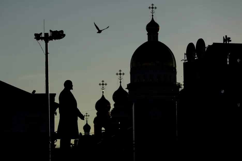 Podvečerní scéna poblíž fanzóny při MS ve fotbale ve městě Saransk. Nalevo socha Lenina, napravo katedrála sv. Teodora Ušakova
