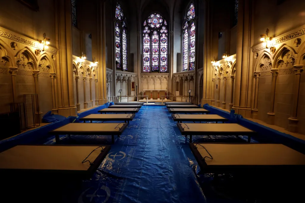 V katedrále St. John the Divine na Manhattanu vznikla díky místním samaritánům nemocnice pro pacienty s COVID-19