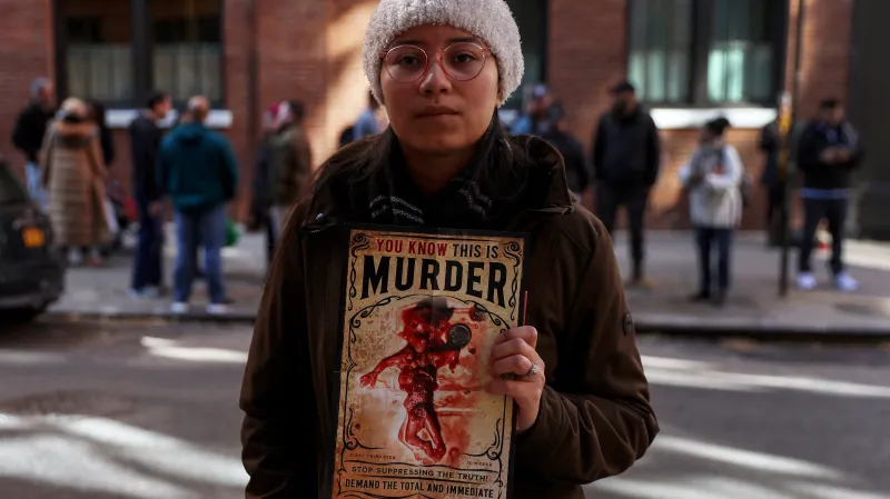 Odpůrce potratů demonstrující před zdravotním centrem v New Yorku