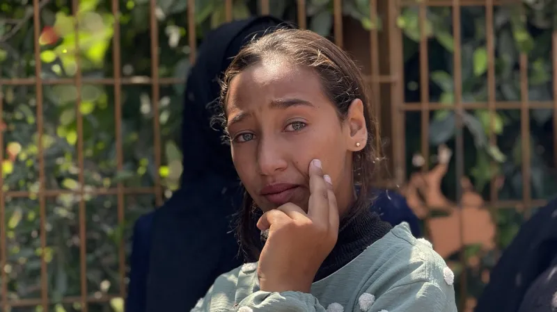 Truchlící příbuzní Palestinců, kteří zemřeli v důsledku izraelské střelby v Chán Júnisu