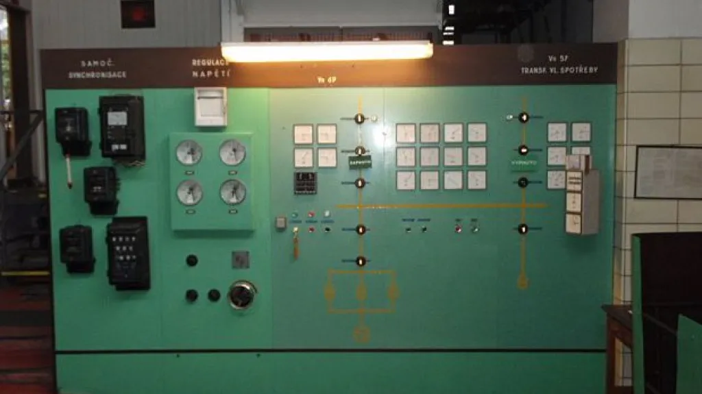 Starému vybavení malé vodní elektrárny v Kníničkách už odzvonilo