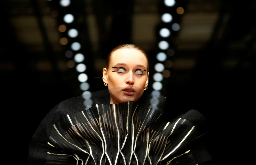 Modelka představuje novou kolekci na podzim/zimu 2019/2020 návrhářky Irene Luftové během berlínského Fashion Weeku