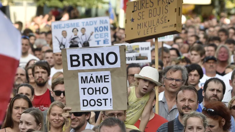 Demonstranti na brněnském náměstí Svobody