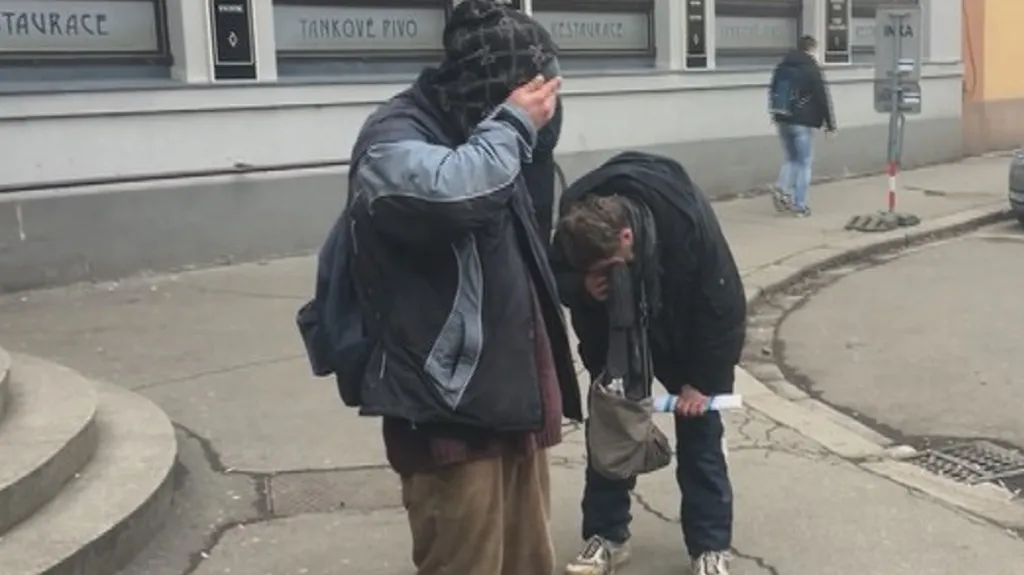 Napadení bezdomovci před budovou sjezdu ČSSD