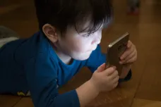 České děti tráví moc času u obrazovek, zejména chlapci, píše mezinárodní zpráva