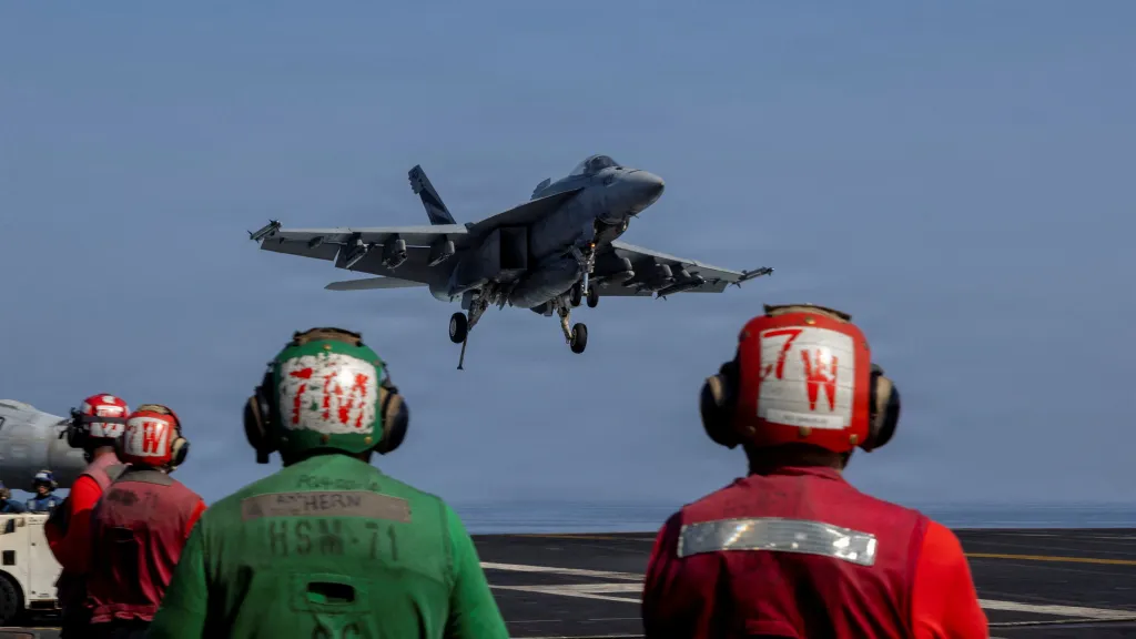 Stíhací bombardér F/A-18E Super Hornet na USS Abraham Lincoln