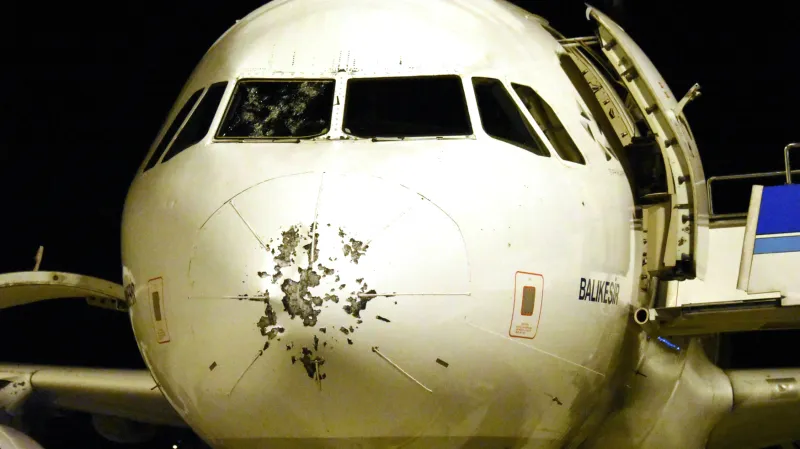 Poničené letadlo krupobitím