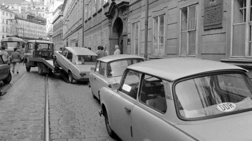 Trabanty zanechané v ulicích Prahy východoněmeckými uprchlíky
