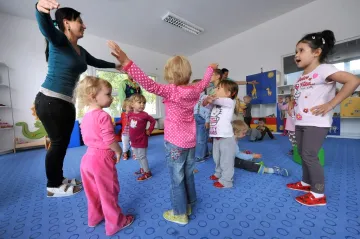 Na nedostatek školek odpověděli poslanci dětskými skupinami