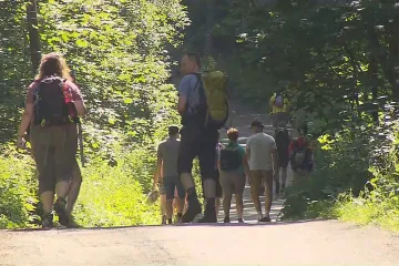 Lesy uzavřely parkování pro turisty mířící na Lysou horu. Auta bránila těžké technice v průjezdu