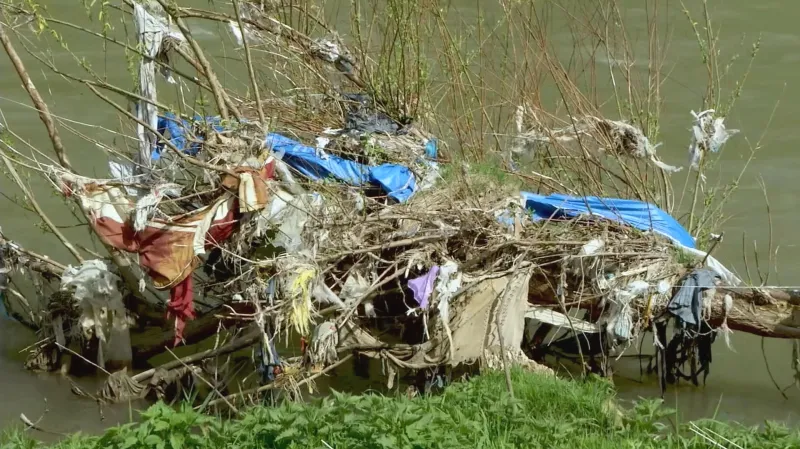 Znečištěná bosenská řeka