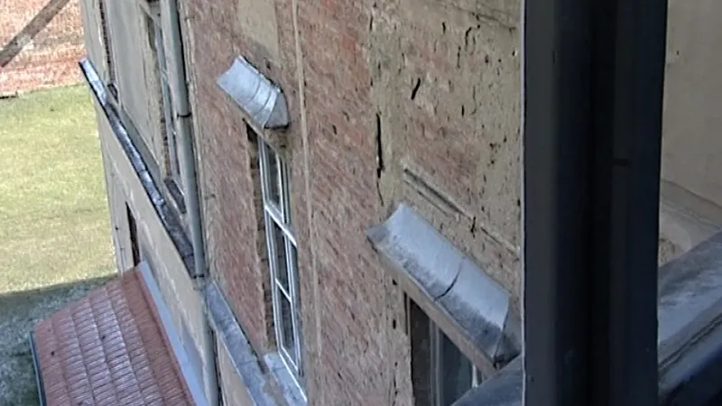 Opadaná fasáda na budově gymnázia
