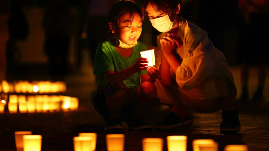 Japonci zapalují svíčky obětem jaderného útoku