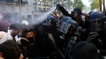 Francouzi demonstrují v rámci celostátního dne stávek a protestů proti vládě