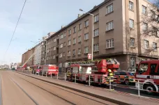 V Praze v Černokostelecké ulici hořelo. 14 lidí je zraněných, z toho šest dětí