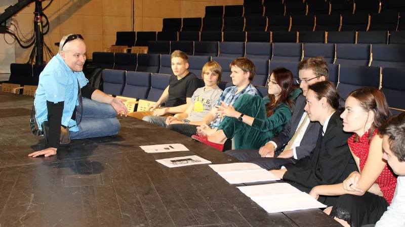 Režisér Ján Novák s oceněnými studenty na zkoušce před galavečerem