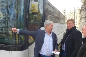 Vzhůru do Londongradu. Aktivista nabízí okružní jízdu po rezidencích ruských kleptokratů