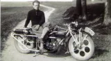 Fotografie z roku 1932 zachycuje cestovní model čechie se svým hrdým majitelem - pletačem punčoch Reinholdem „Holdi“ Frostem. Cesta na snímku spojuje Brtníky s osadou Panský.