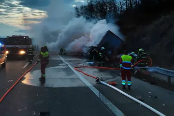 Při srážce kamionu s dodávkou na D1 před Měřínem zemřeli dva lidé, policie hledá svědky