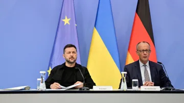 Ukrajinský prezident Volodymyr Zelenskyj a německý kancléř Friedrich Merz na summitu o rusko-ukrajinské válce