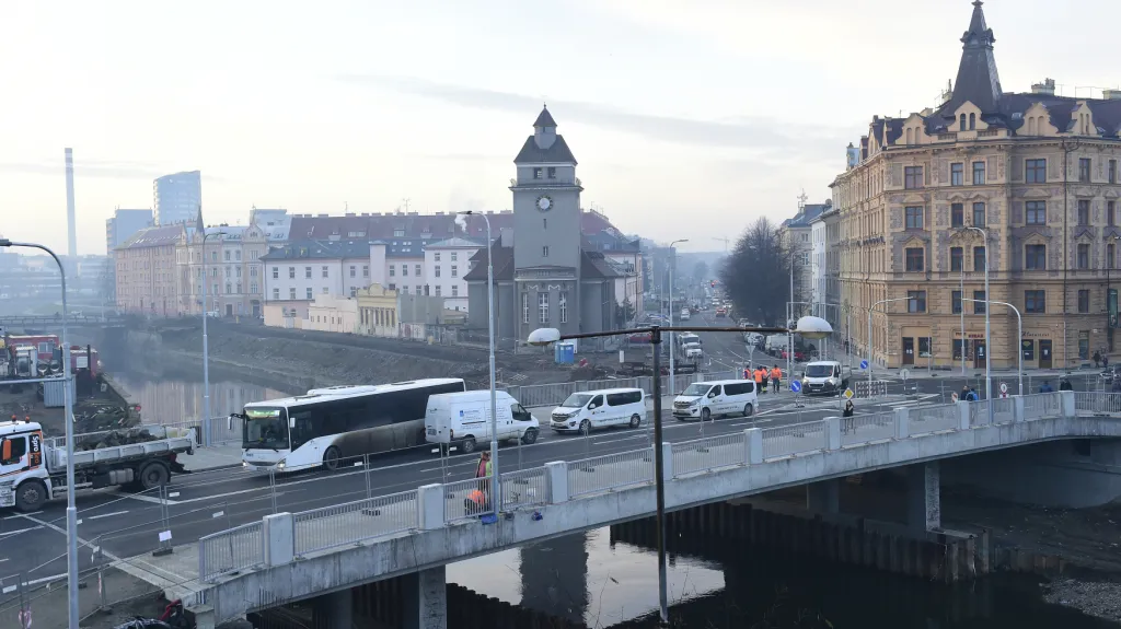 Most v Komenského ulici v Olomouci se částečně otevřel dopravě