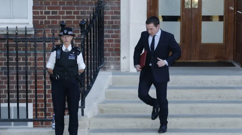 Oznámení o dítěti putuje z porodnice do Buckinghamského paláce