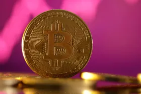 Muž odsouzený za obchod s drogami daroval ministerstvu bitcoiny, řeší to policie