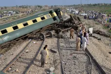 V Pákistánu vykolejil osobní vlak, zemřelo nejméně třicet lidí