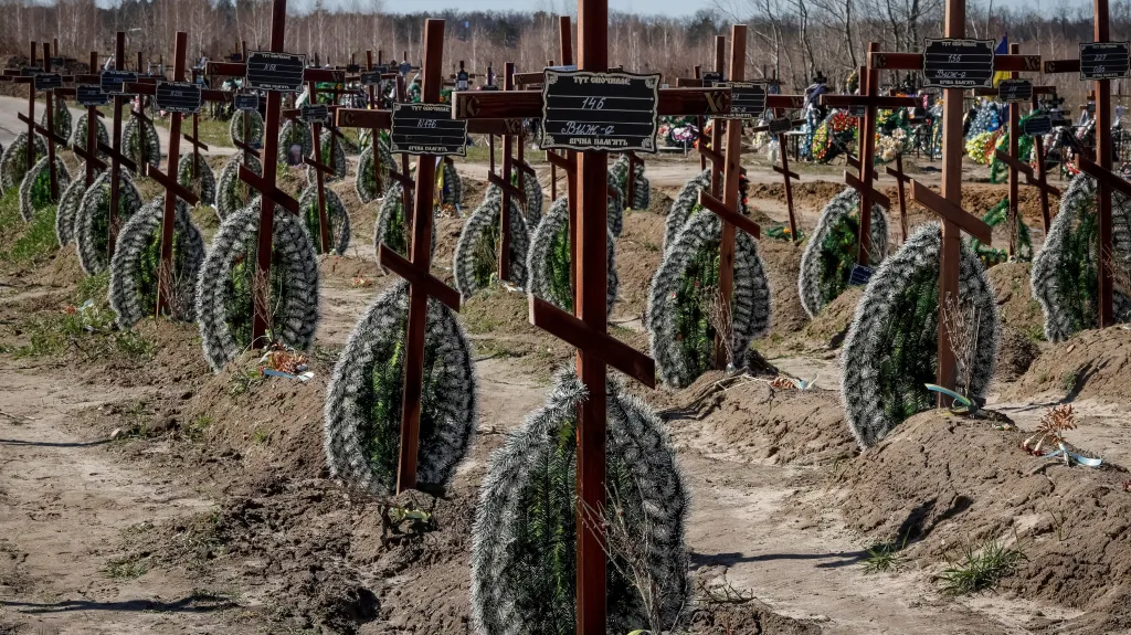 Hroby v ukrajinském městě Buča