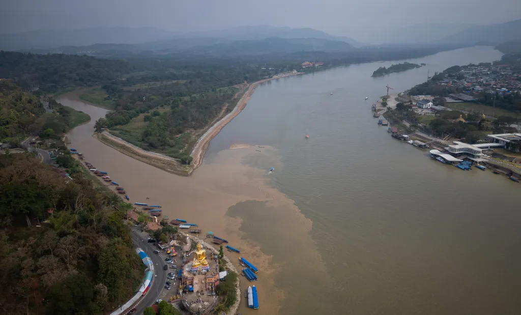 Mekong pramení v Číně a protéká pěti zeměmi jihovýchodní Asie, než se vlévá do moře. Mezi ně patří i Laos a Myanmar. Právě ten je předním čínským dodavatelem vzácných těžkých kovů. Jen v letech 2017 až 2024 činila hodnota těchto materiálů vyvezená do Číny více než 4,2 miliardy dolarů. Americké Stimsonovo centrum identifikovalo přibližně 800 neregulovaných těžebních lokalit podél toku Mekongu v Myanmaru, Laosu a Kambodži