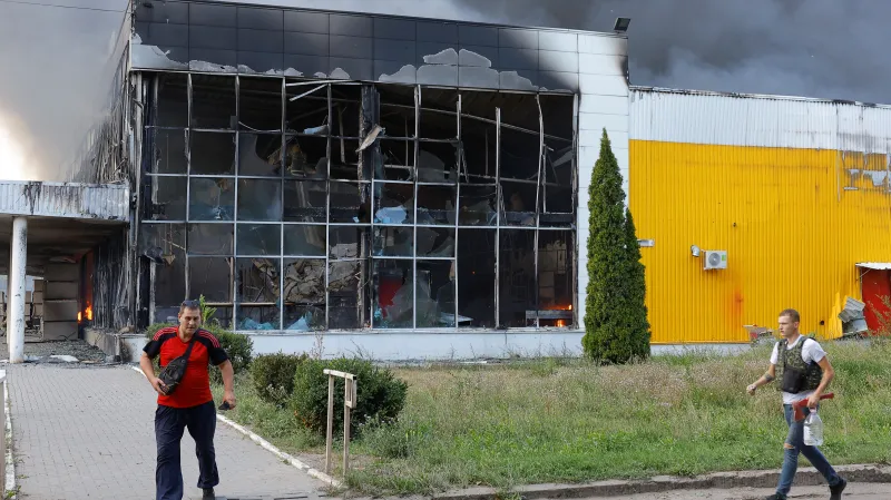 Kouř stoupá nad hořícím obchodním centrem Galaktika v Doněcku