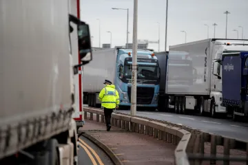 Občané EU budou moci od půlnoci z Británie domů. Unie do konce roku získá 12,5 milionu vakcín