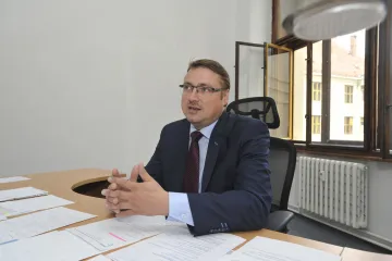 Desítky stran tají své hospodaření, další mají ve zprávě chyby. Úřad jim rozdal pokuty