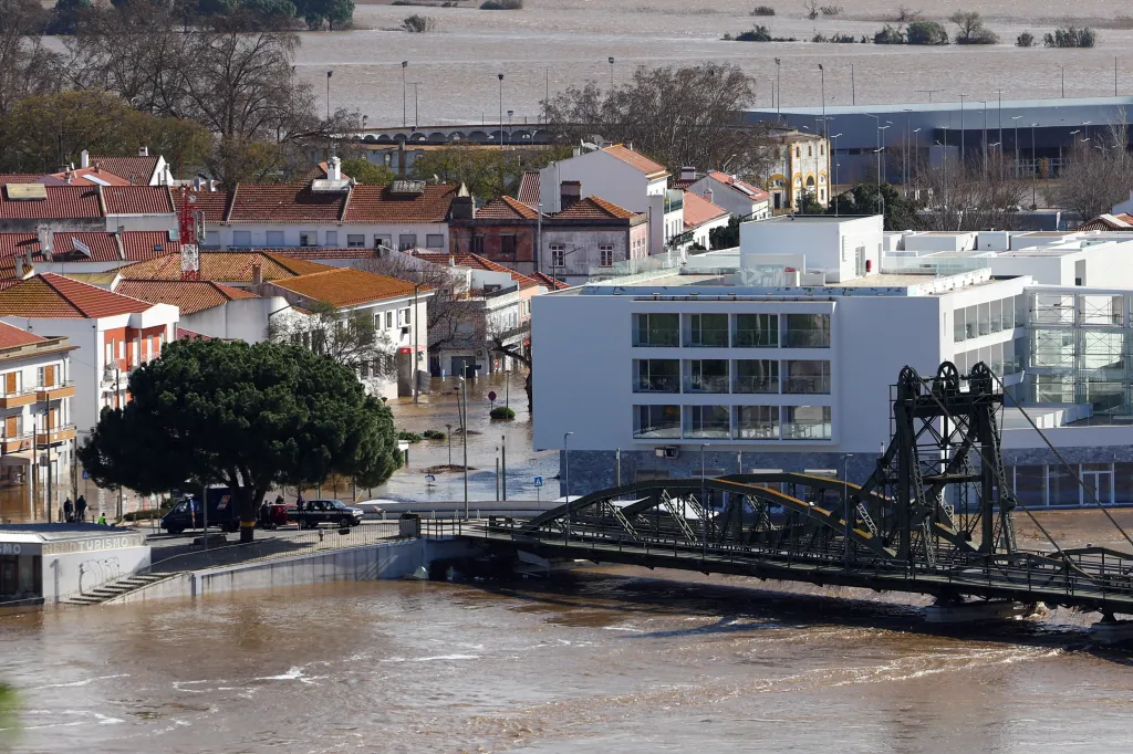 Následky záplav po bouři Leonardo v portugalském městě Alcácer do Sol