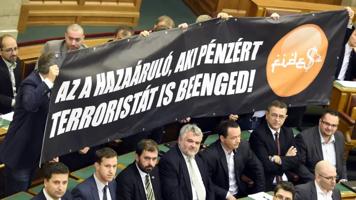 Poslanci Jobbiku s transparentem proti kupování maďarského občanství